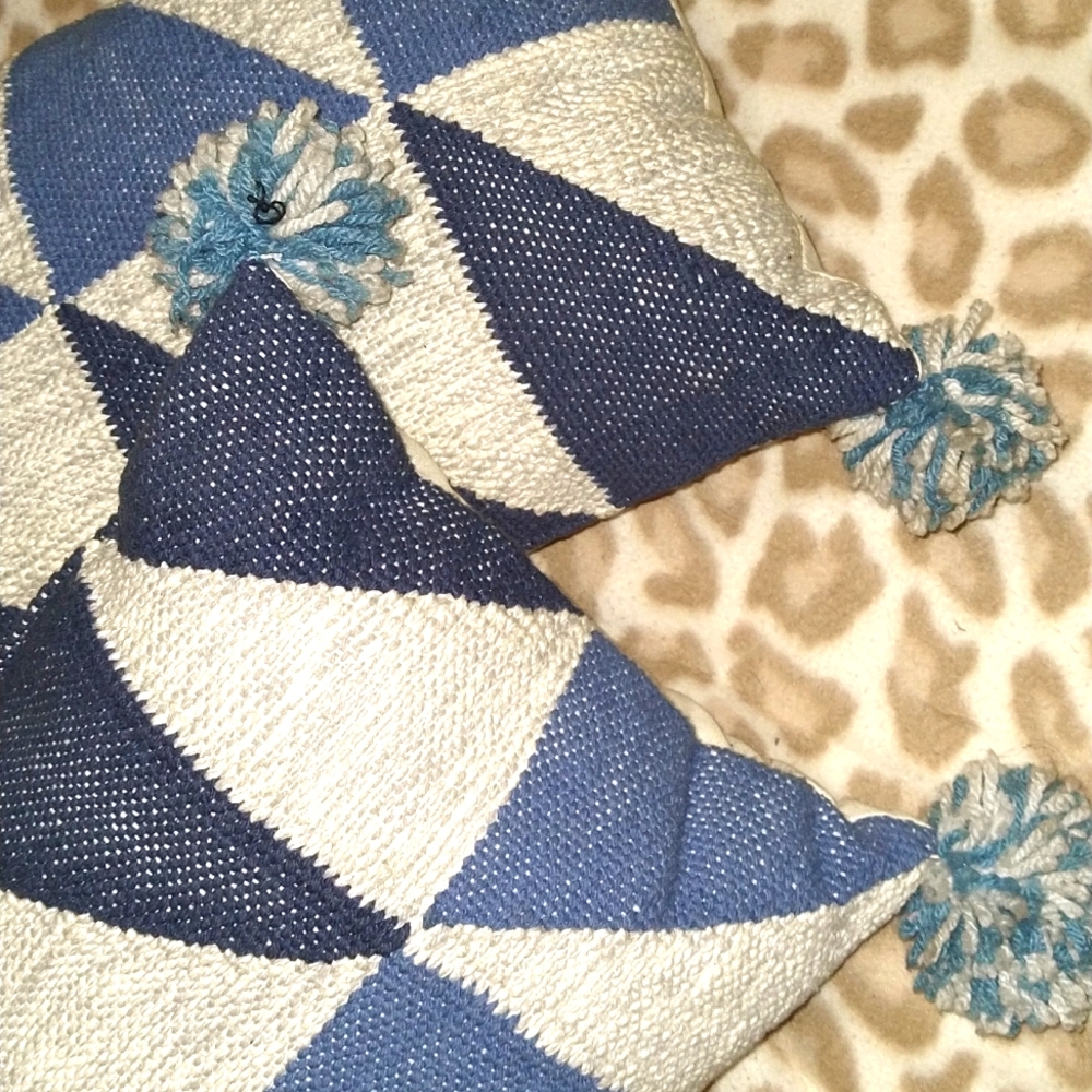 Couch or bed pillows - Picture 3 of 3